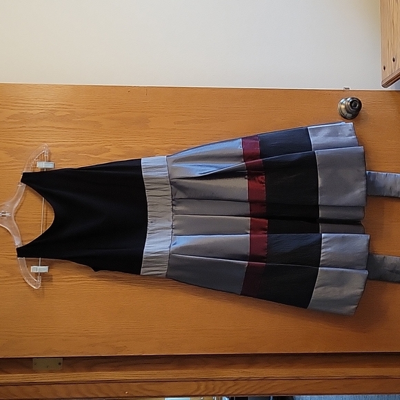 S.L. Fashions Dress - Picture 4 of 4